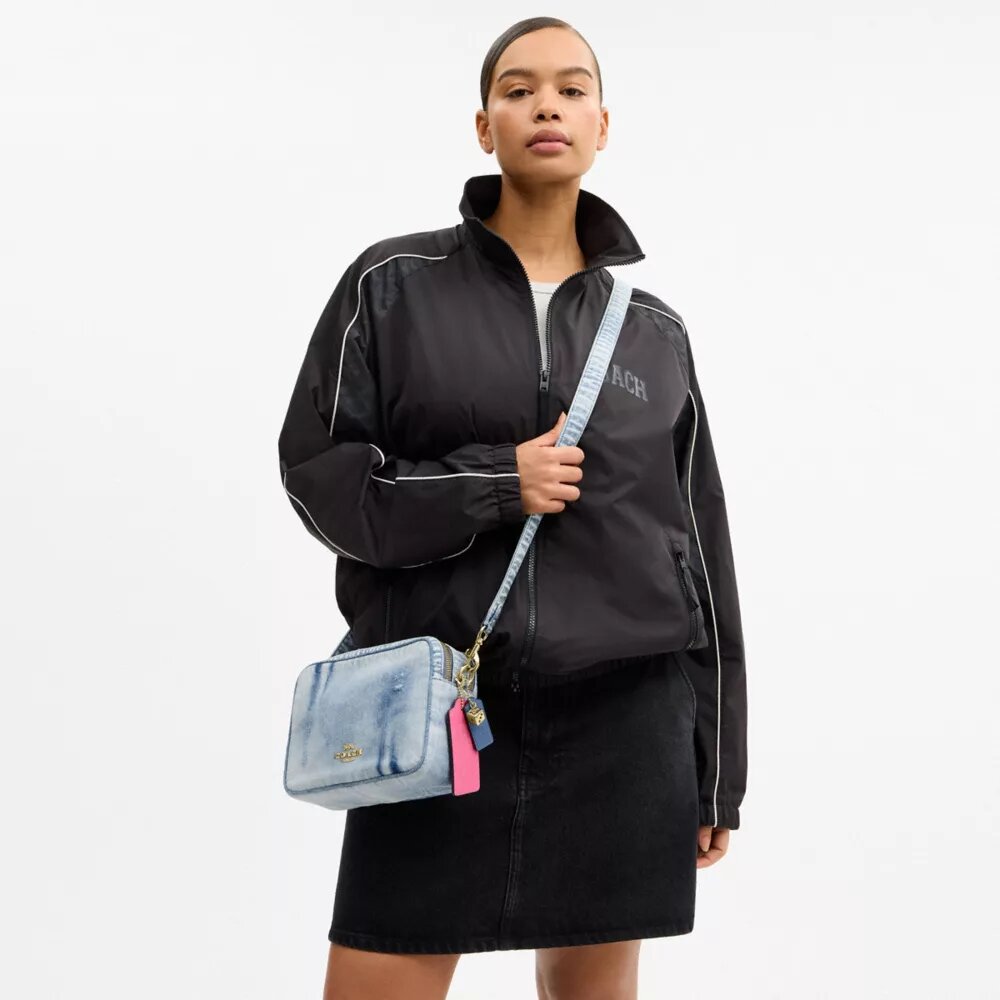 Sac à bandoulière Carey en denim « Loved » avec Charms