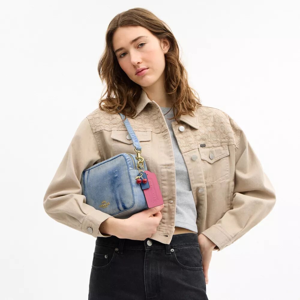 Sac à bandoulière Carey en denim « Loved » avec Charms