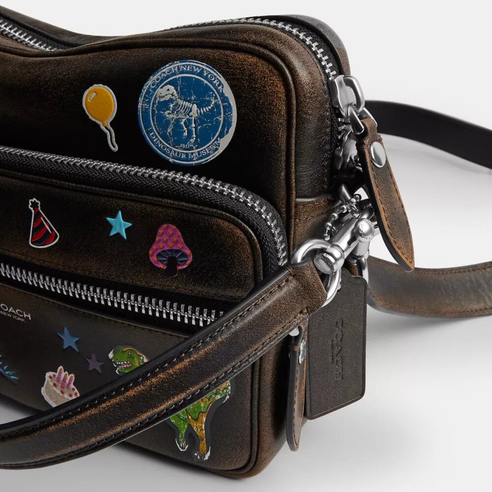 Sac bandoulière Dakota « 10e anniversaire de Rexy » en cuir patiné avec imprimé autocollants