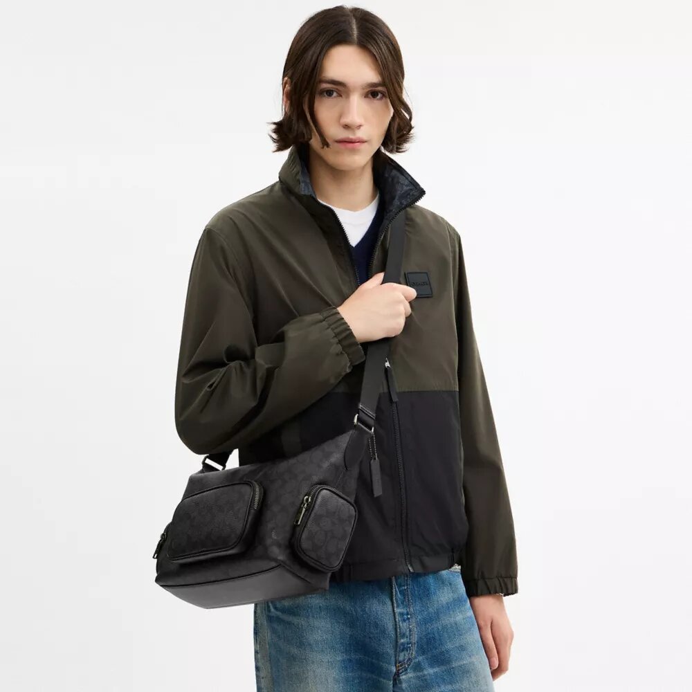Sac bandoulière Finn avec poches en Signature Canvas