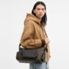Sac bandoulière Finn avec poches, en Signature Canvas « Loved »