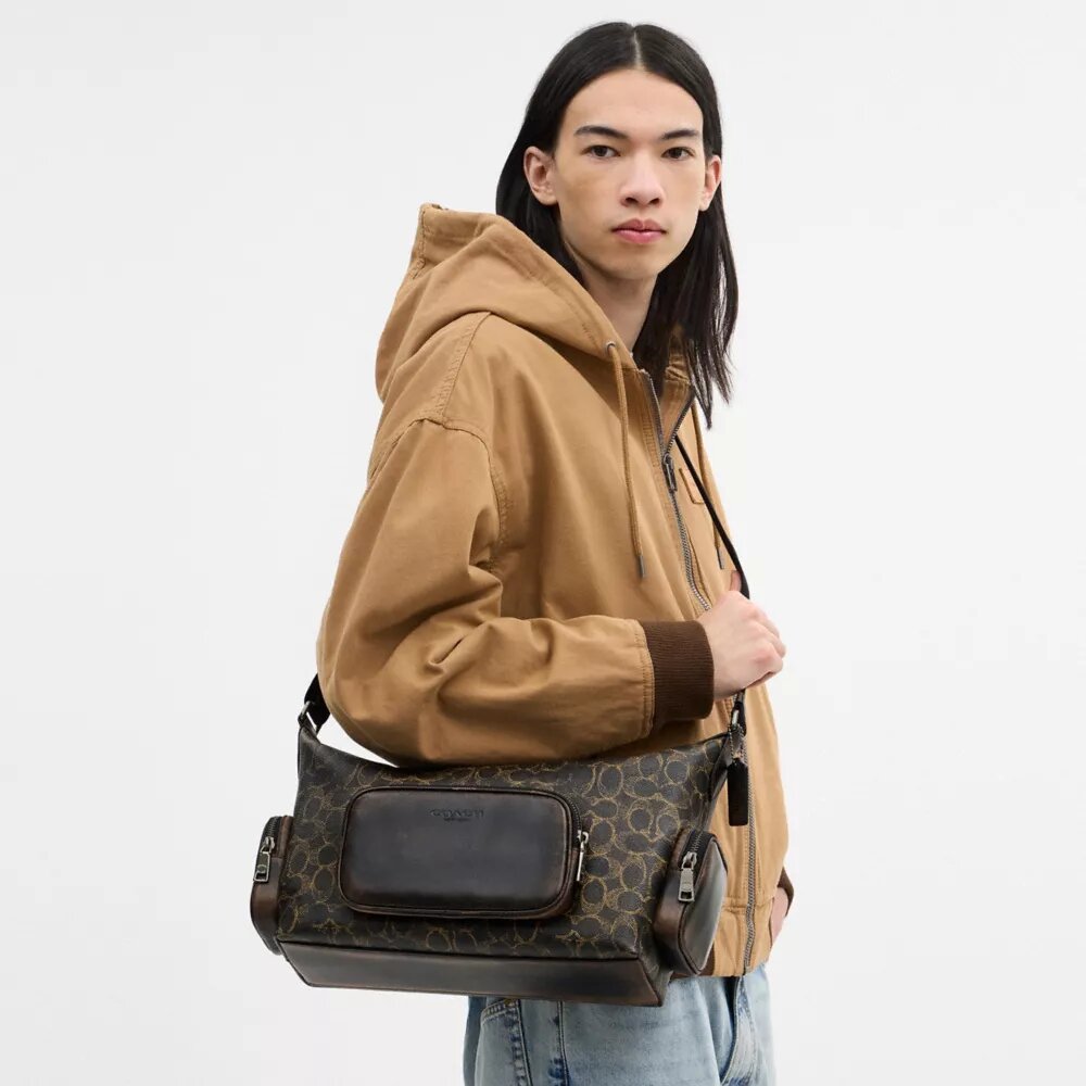 Sac bandoulière Finn avec poches, en Signature Canvas « Loved »