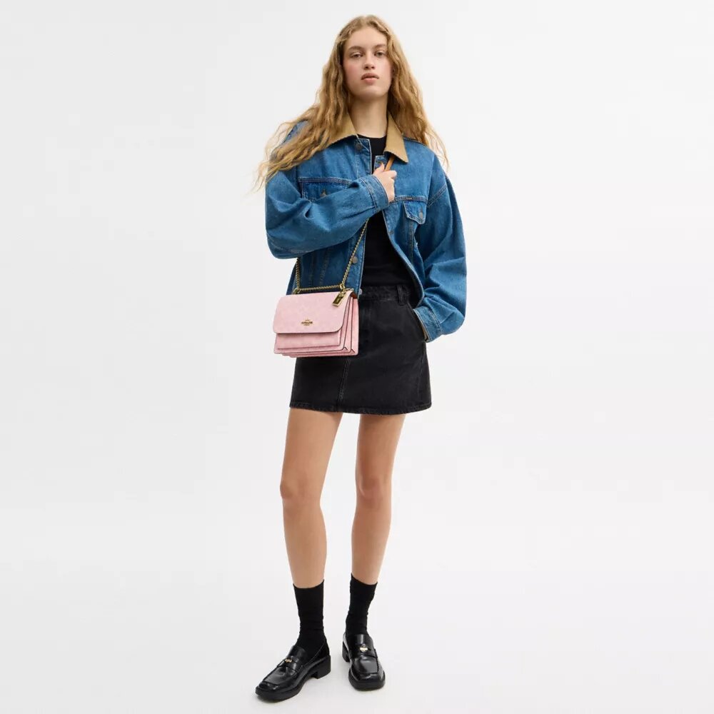 Sac à bandoulière Klare en Signature Canvas avec Charms