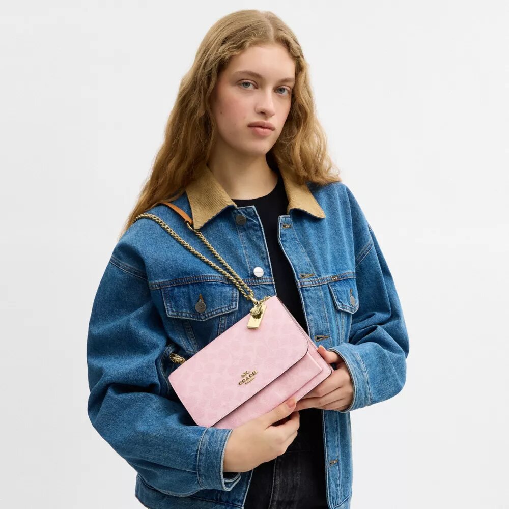 Sac à bandoulière Klare en Signature Canvas avec Charms