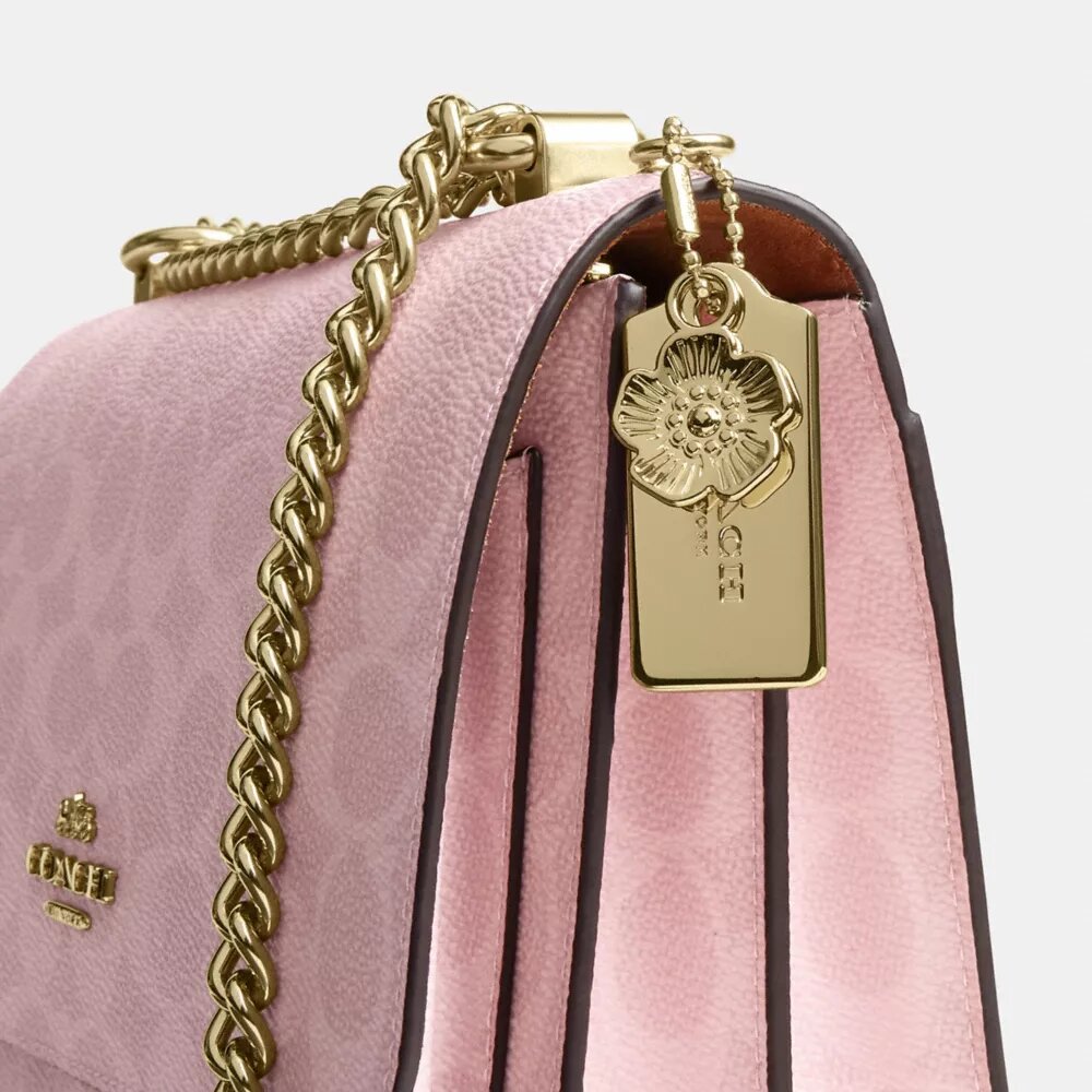 Sac à bandoulière Klare en Signature Canvas avec Charms