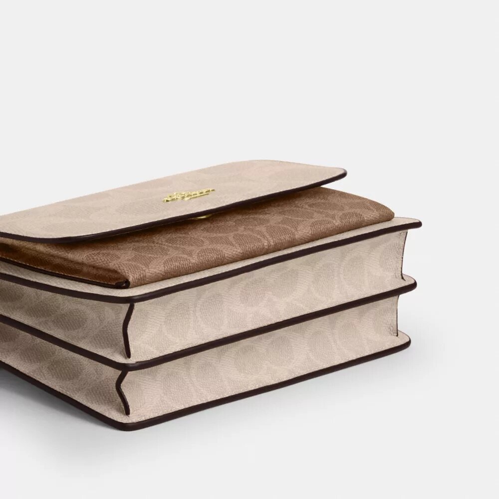 Sac bandoulière Klare en Signature Canvas à motifs géométriques