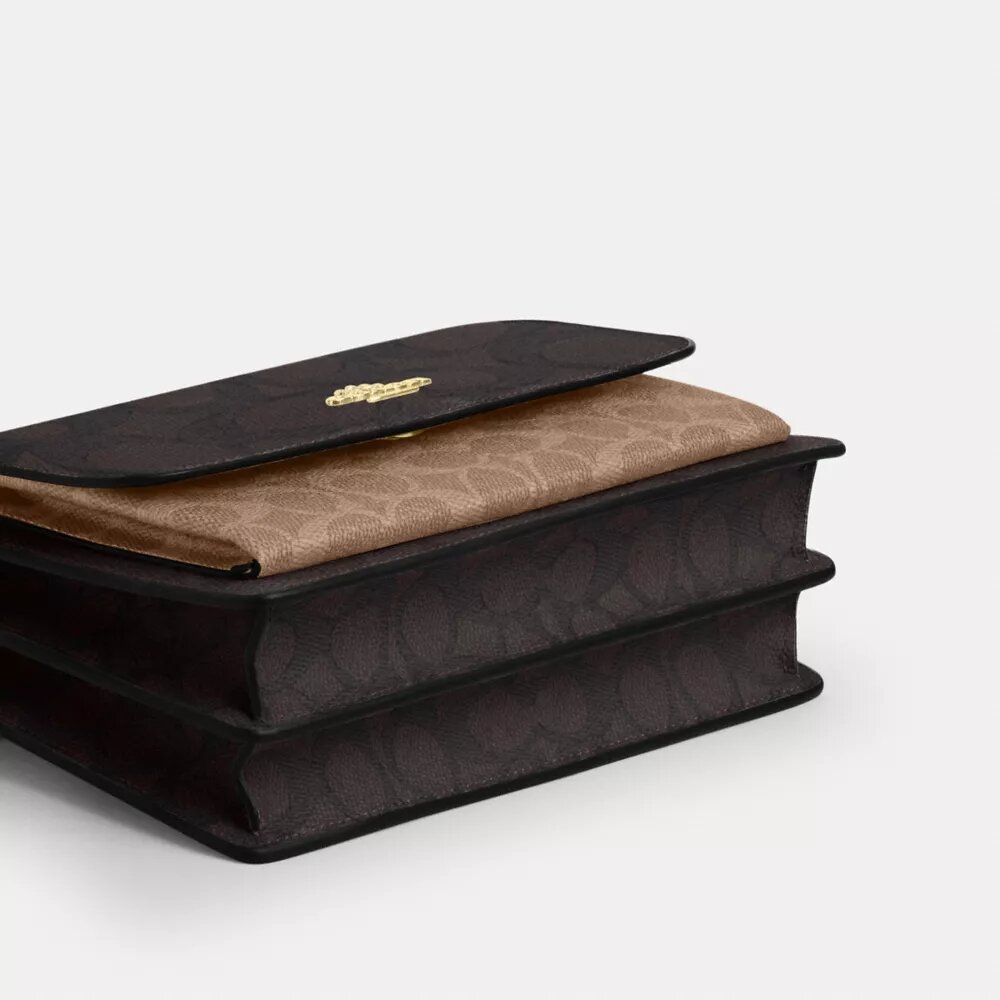 Sac bandoulière Klare en Signature Canvas à motifs géométriques