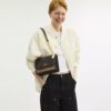Sac bandoulière Klare en Signature Canvas à motifs géométriques