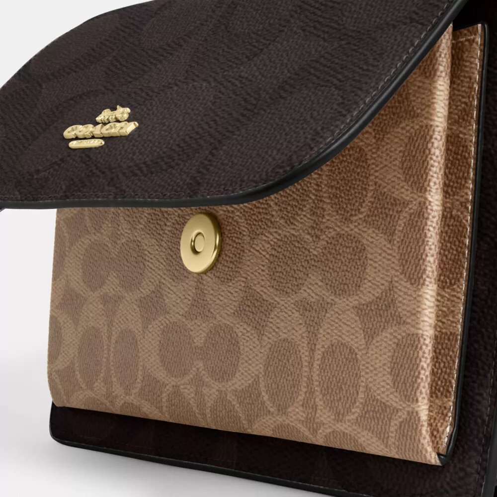 Sac bandoulière Klare en Signature Canvas à motifs géométriques