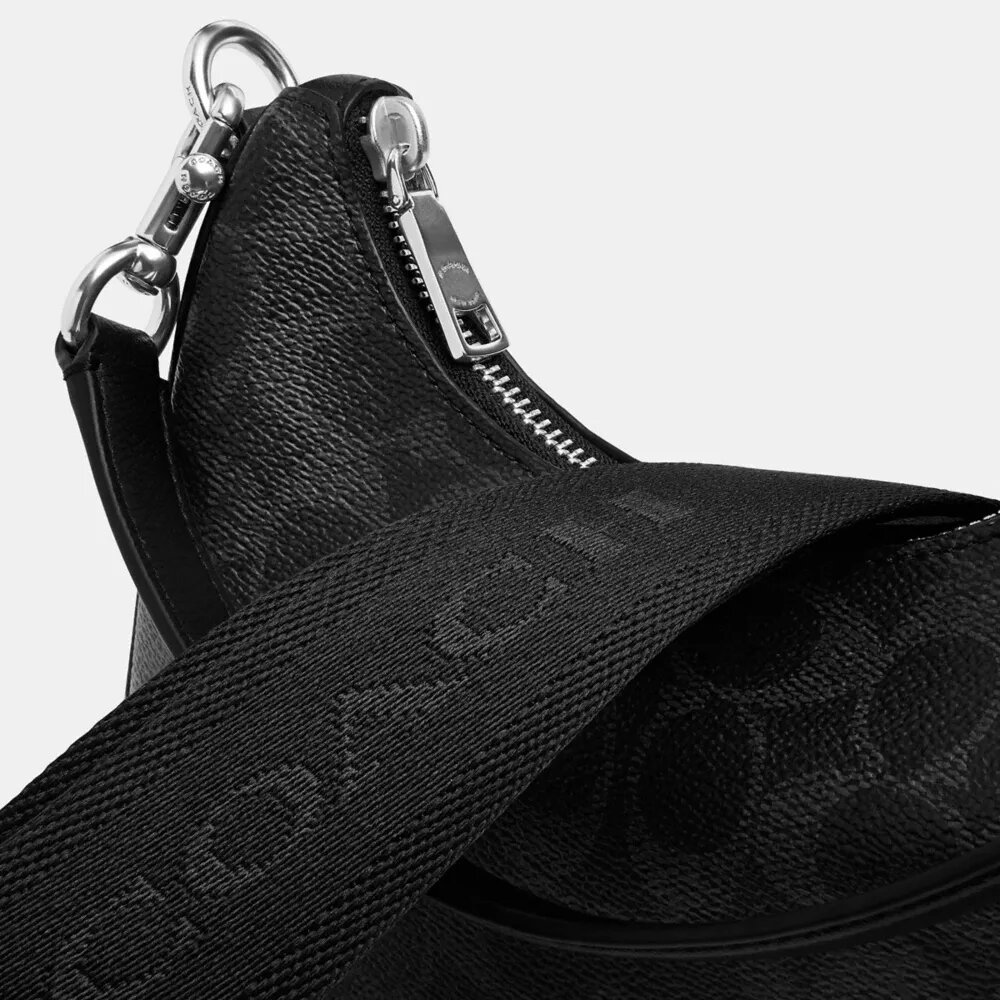 Sac hobo Nolan en Signature Canvas