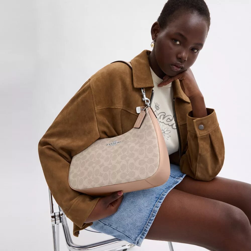 Sac hobo Teri en Signature Canvas