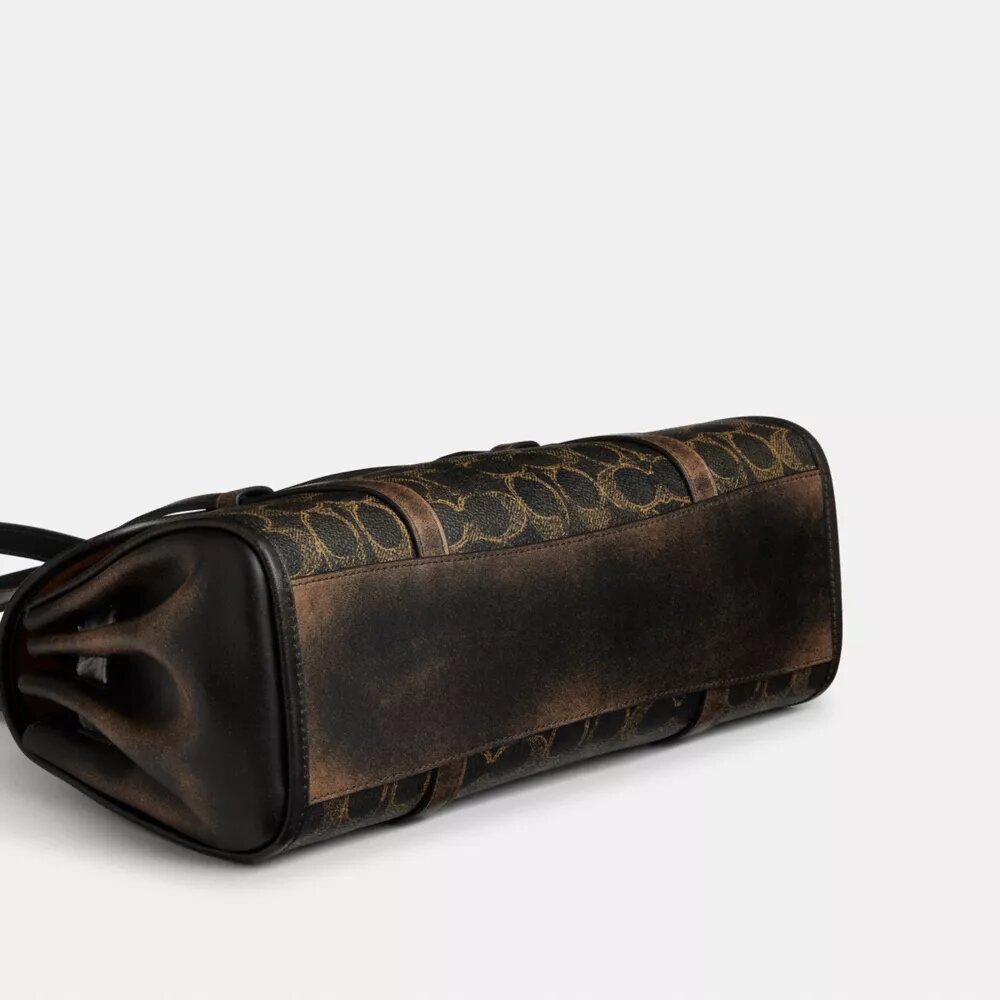 Sac porté épaule Bridget en Signature Canvas avec Charms