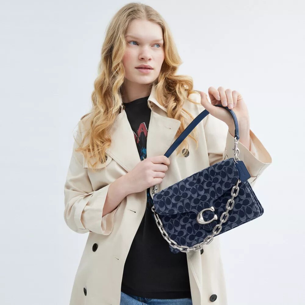 Sac porté épaule « Chain Tabby » en denim emblématique