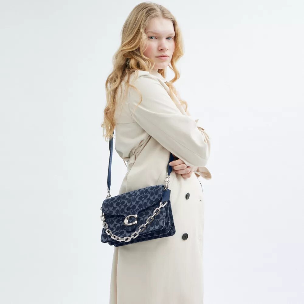 Sac porté épaule « Chain Tabby » en denim emblématique