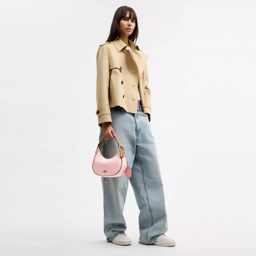 Sac porté épaule Emily en Signature Canvas avec Charms