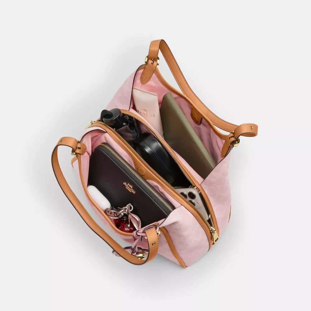 Sac porté épaule Erin en Signature Canvas avec Charms
