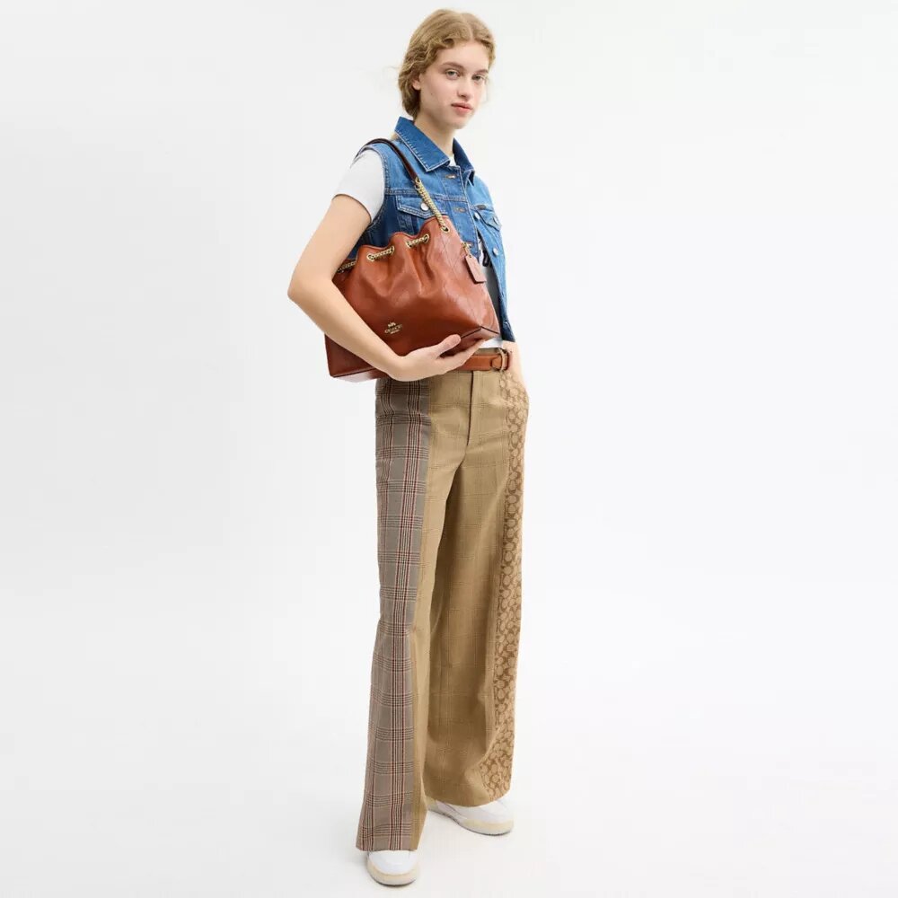 Sac porté épaule Evelyn matelassé avec breloque