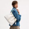 Sac porté épaule Evelyn matelassé avec breloque