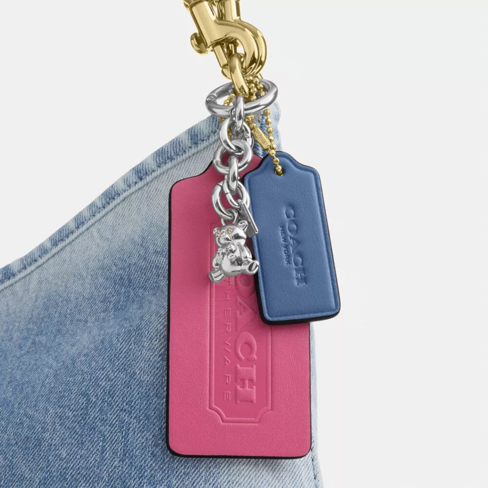 Sac porté épaule Laurel en denim « Loved » avec Charms