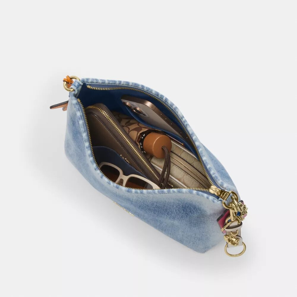 Sac porté épaule Laurel en denim « Loved » avec Charms