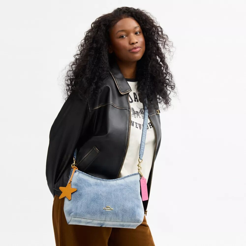 Sac porté épaule Laurel en denim « Loved » avec Charms