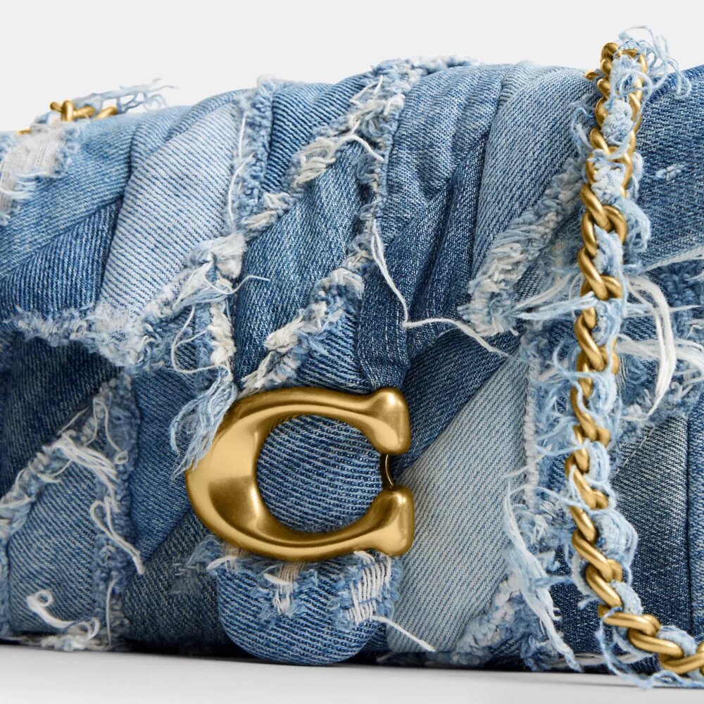 Sac porté épaule Tabby 26 avec matelassage en patchwork de denim recyclé