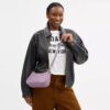 Sac porté épaule Teri en cuir signature avec breloque en forme de cœur