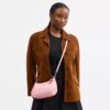 Sac porté épaule Teri en cuir signature avec breloque en forme de cœur