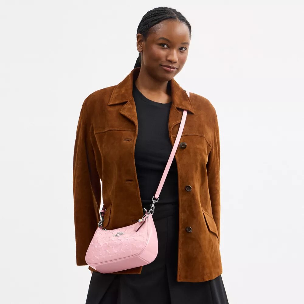 Sac porté épaule Teri en cuir signature avec breloque en forme de cœur