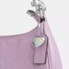 Sac porté épaule Teri en cuir signature avec breloque en forme de cœur