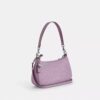 Sac porté épaule Teri en cuir signature avec breloque en forme de cœur