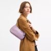 Sac porté épaule Teri en cuir signature avec breloque en forme de cœur