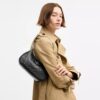 Sac porté épaule Teri en cuir Signature avec breloque en forme de cœur