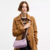 Sac porté épaule Teri en cuir signature avec breloque en forme de cœur