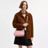 Sac porté épaule Teri en cuir signature avec breloque en forme de cœur