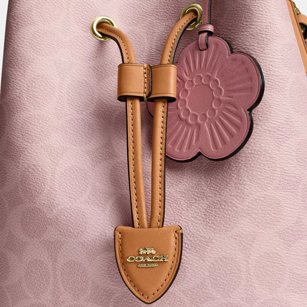 Sac seau Rowan en Signature Canvas avec Charms