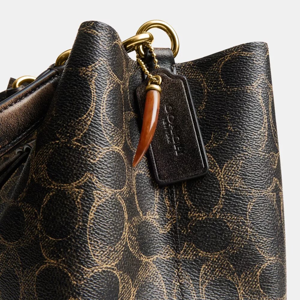 Sac seau Rowan en Signature Canvas avec Charms