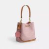 Sac seau Rowan en Signature Canvas avec Charms
