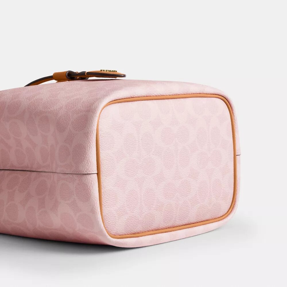 Sac seau Rowan en Signature Canvas avec Charms
