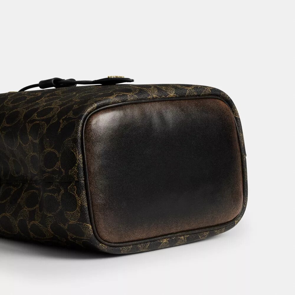 Sac seau Rowan en Signature Canvas avec Charms