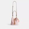 Sac seau Rowan en Signature Canvas avec Charms