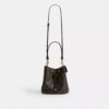Sac seau Rowan en Signature Canvas avec Charms