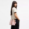 Sac seau Rowan en Signature Canvas avec Charms