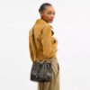 Sac seau Rowan en Signature Canvas avec Charms