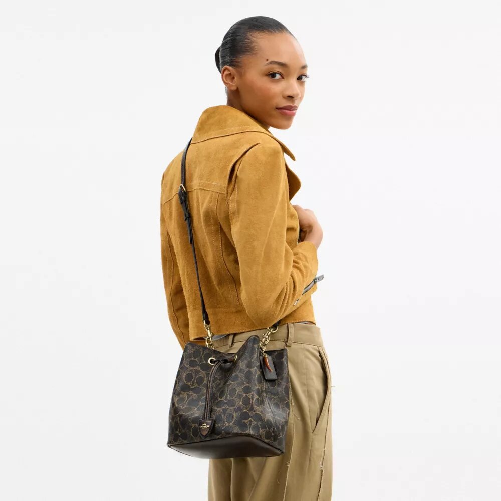 Sac seau Rowan en Signature Canvas avec Charms