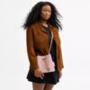 Sac seau Rowan en Signature Canvas avec Charms