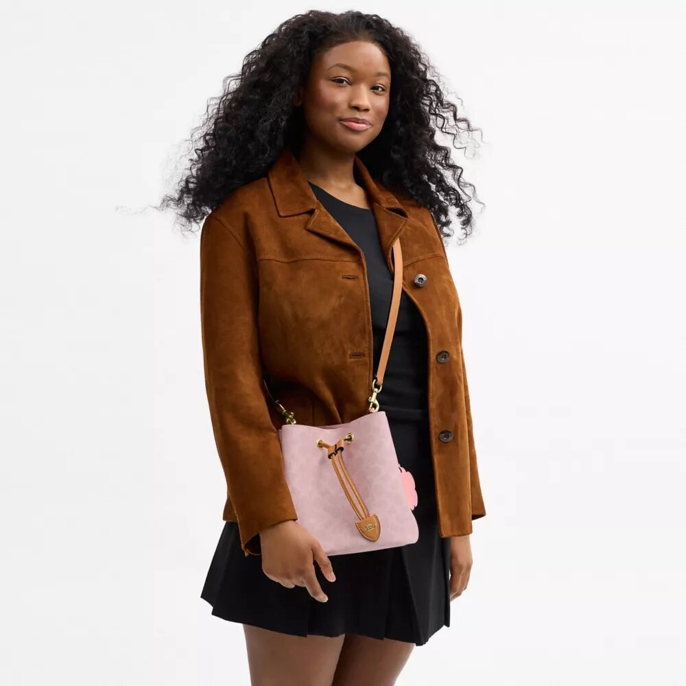 Sac seau Rowan en Signature Canvas avec Charms