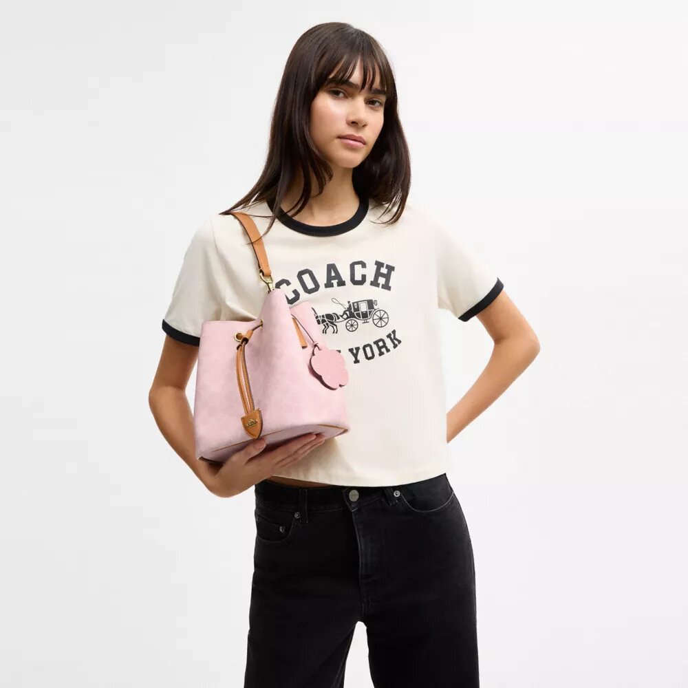 Sac seau Rowan en Signature Canvas avec Charms