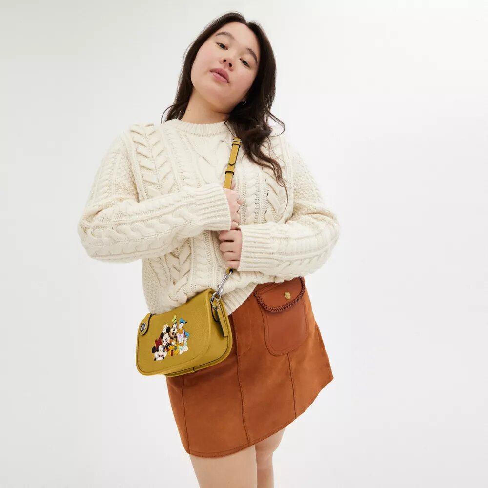 Sac Swinger Disney x Coach en cuir régénéré avec Mickey Mouse et ses amis