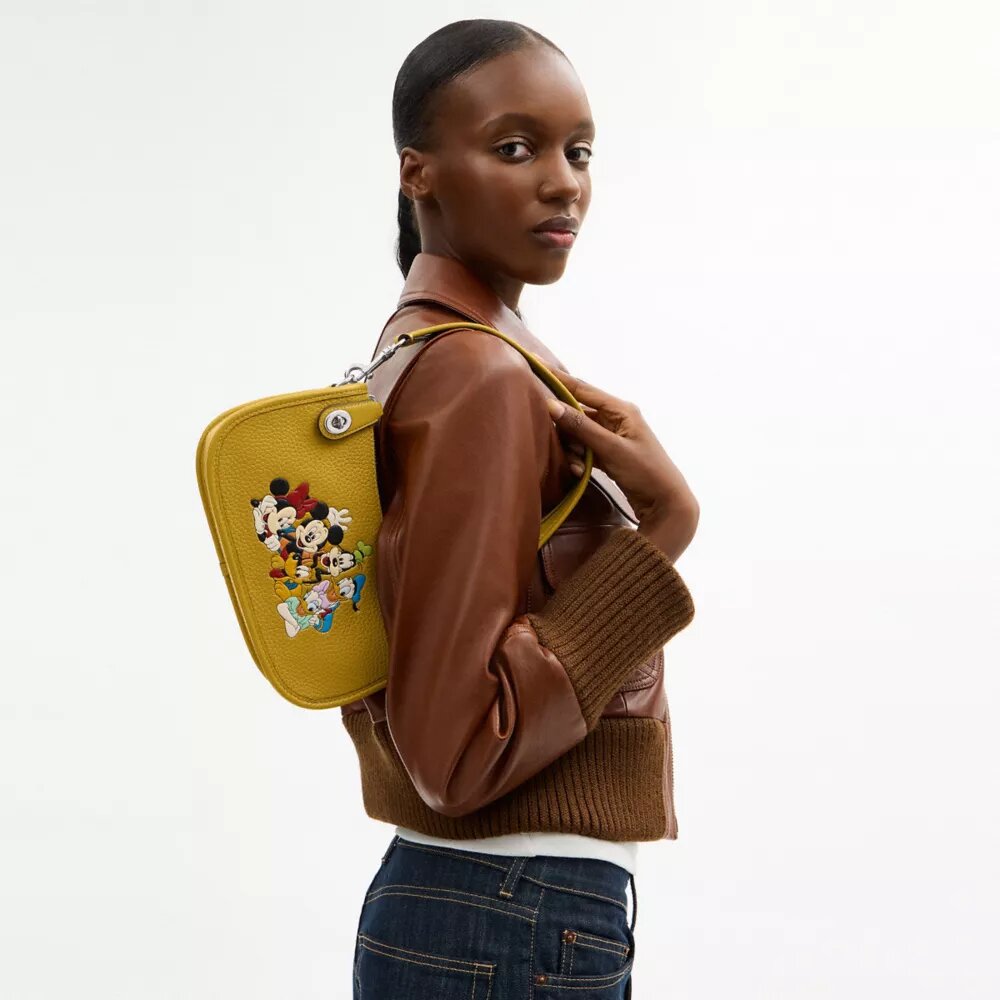 Sac Swinger Disney x Coach en cuir régénéré avec Mickey Mouse et ses amis